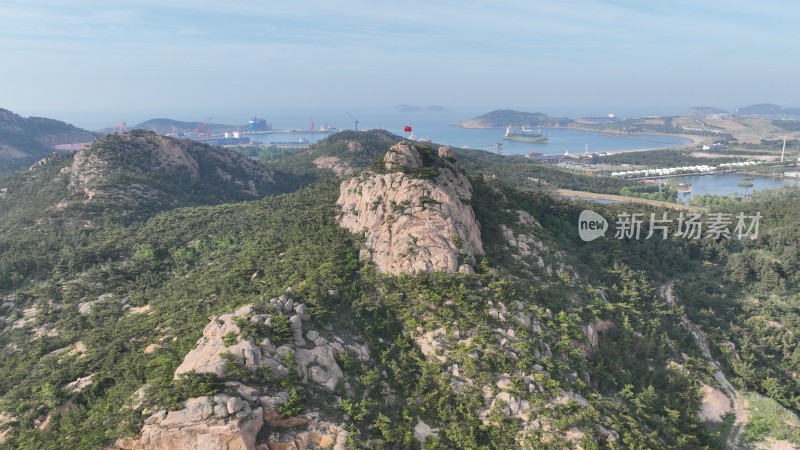 山东荣成东霞口村山顶上的五星红旗