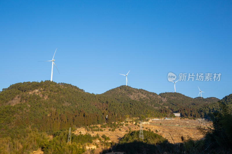 山间的风力发电机远景