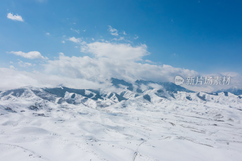 航拍天山雪山峡谷