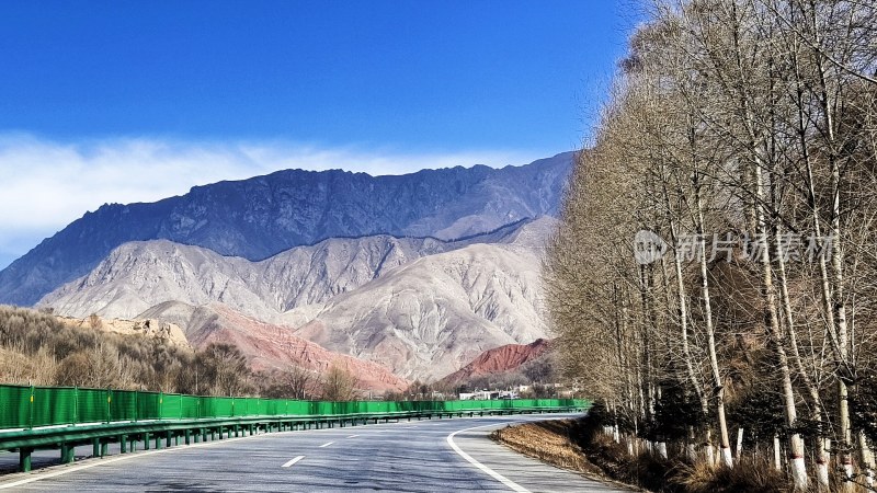 有护栏的公路及周边山脉风景