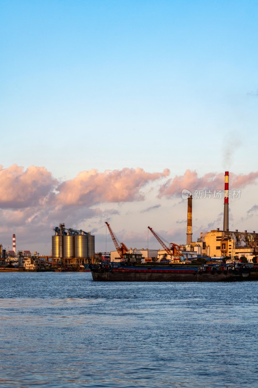河畔工业设施与船只景观