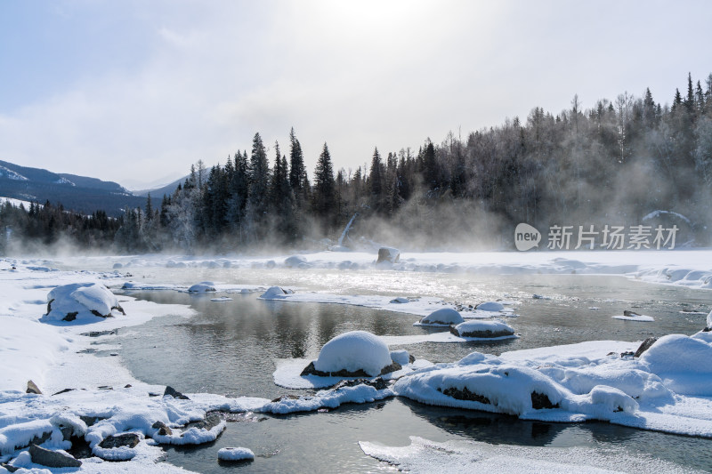 新疆喀纳斯雪景神仙湾冰河晨雾雪山森林雾凇