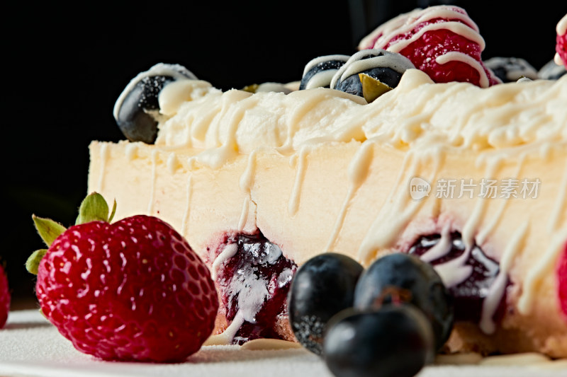 蓝莓树莓鲜奶慕斯蛋糕