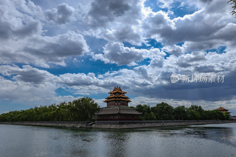 北京故宫红墙角楼河畔风景