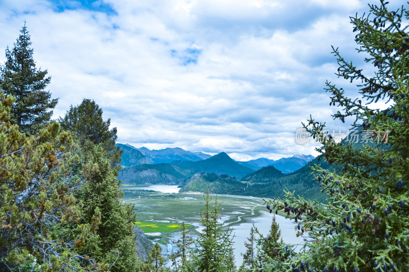 山顶俯瞰西藏昌都市八宿县然乌镇然乌湖风景