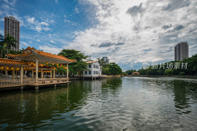 城市中湖泊与周边建筑的航拍全景