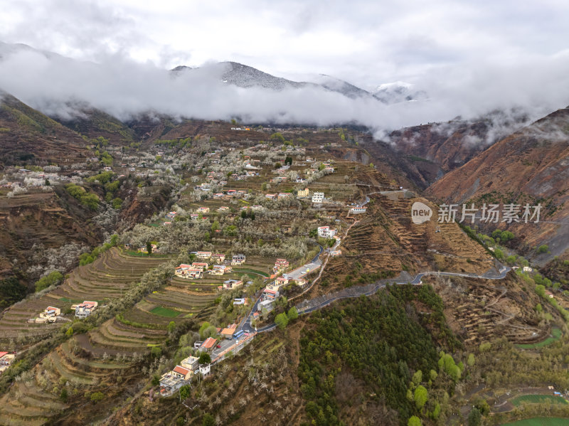 四川阿坝州金川梨花藏寨雪山高空航拍