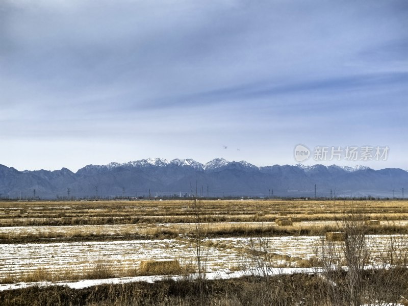 田野雪山远景风光