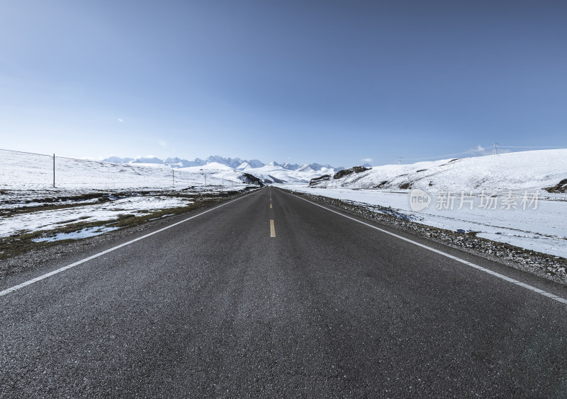 雪山旁的公路风景