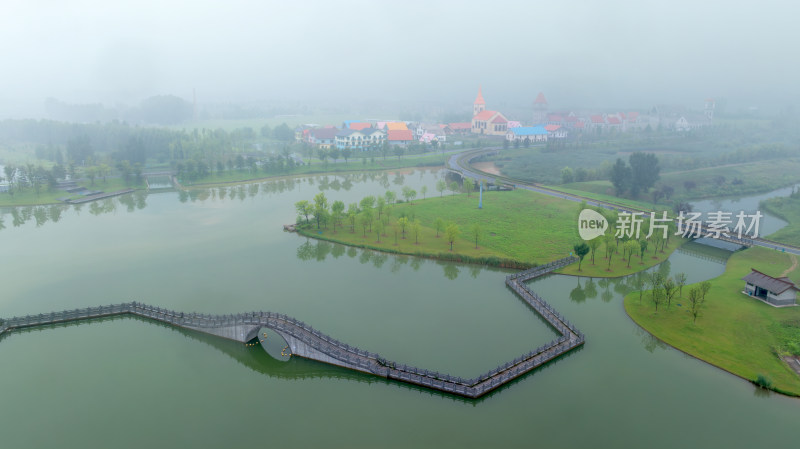 雨雾朦胧的公园风景航拍