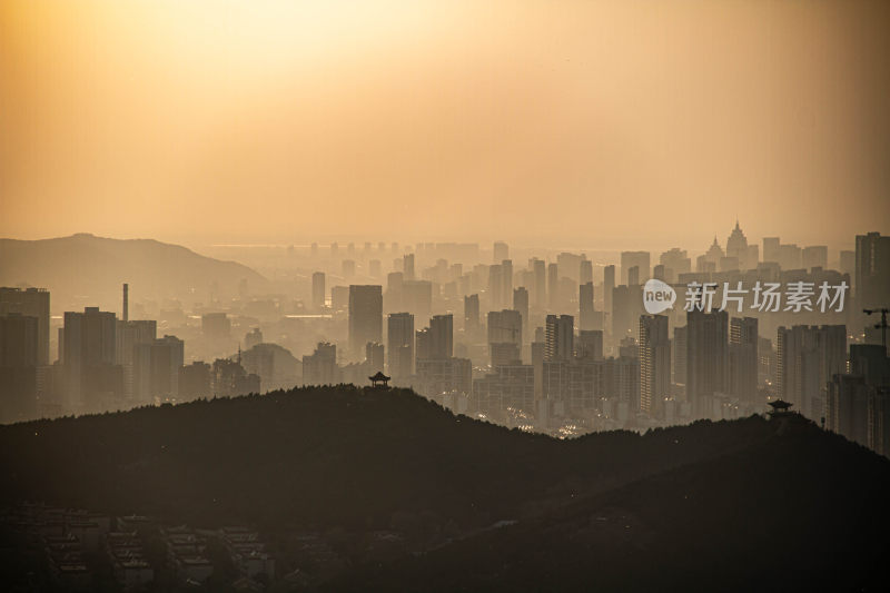 落日烟云缭绕的千佛山与济南城