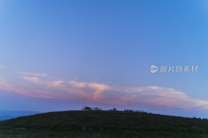 夜幕下的山顶露营地