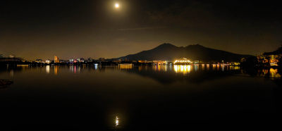 南京玄武湖月光下的城市湖泊夜景全景