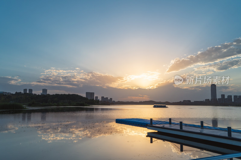 城市公园湖面夕阳倒影