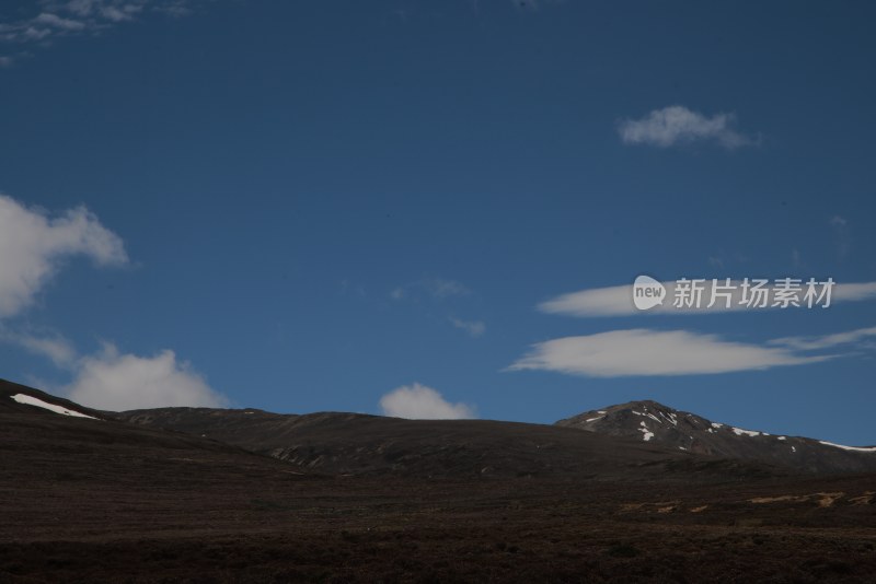 高原雪山的蓝天白云