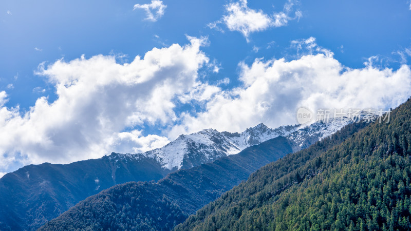 四川阿坝四姑娘山附近的雪山