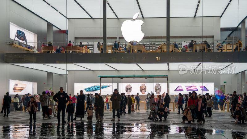 成都太古里商业区的苹果Apple零售店夜景