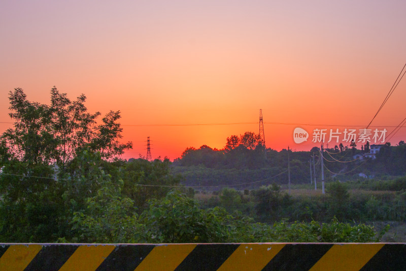 落日余晖下的田园风光