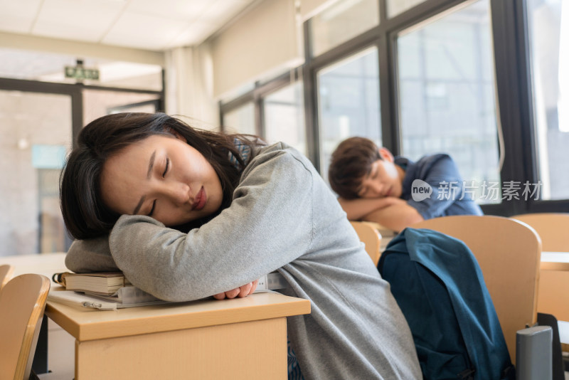 疲劳的大学生在教室里睡觉