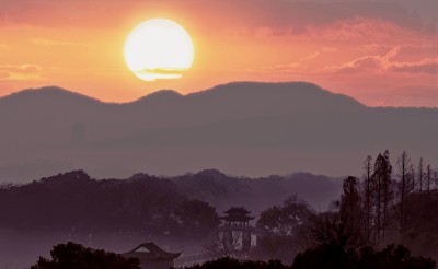 日出时分西湖山水山间古建筑风景