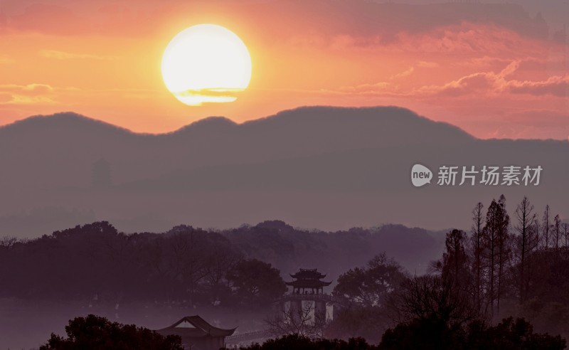 日出时分西湖山水山间古建筑风景