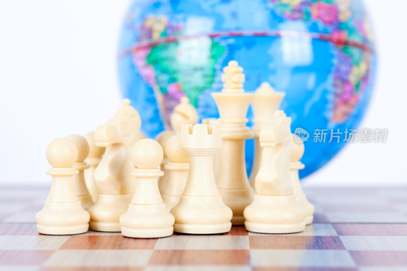 地球仪前的国际象棋棋子