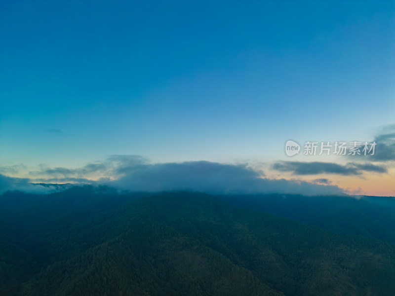 航拍日落时的夕阳高山天空景色