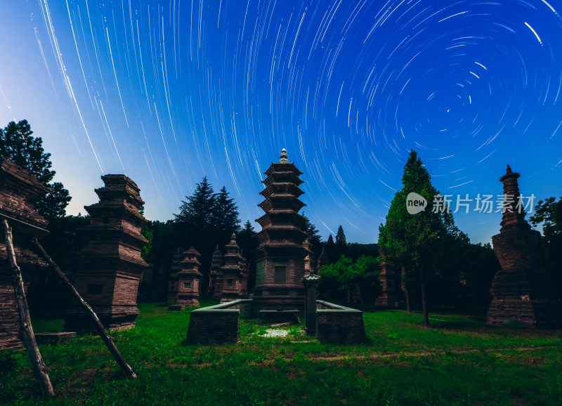 河南郑州登封少林寺塔林夜景星轨