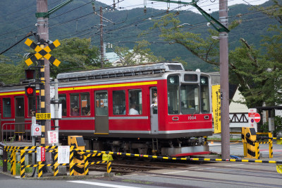 日本箱根景区经过道口的红色火车