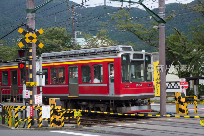 日本箱根景区经过道口的红色火车