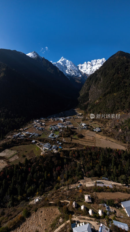 云南香格里拉雨崩村梅里雪山秋色高空航拍