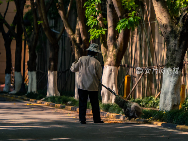 清洁工扫地