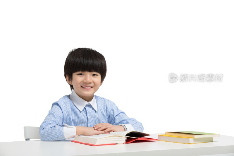 小男孩坐在书桌前看书