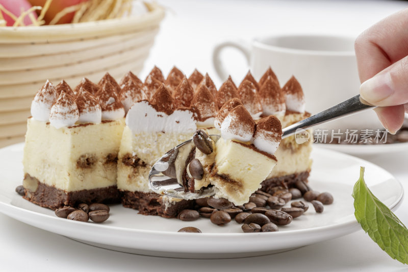 奶油巧克力撒粉慕斯蛋糕摆放在白色背景上