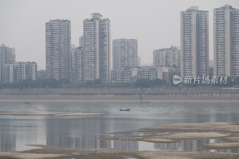 江边高楼林立的城市景观