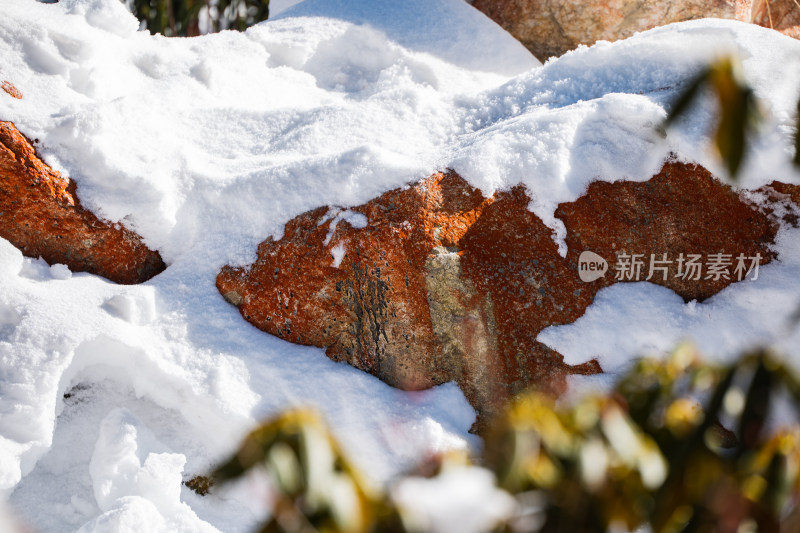 积雪覆盖的红色岩石