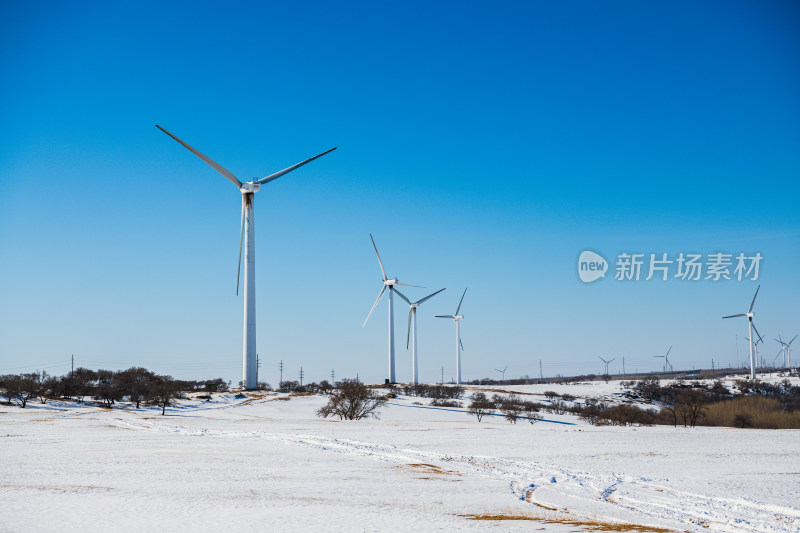 大庆市杜尔伯特县冬季雪地中的风力发电