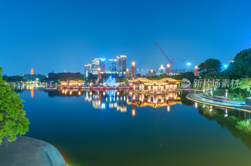 佛山千灯湖公园传统亭台楼阁与城市建筑夜景