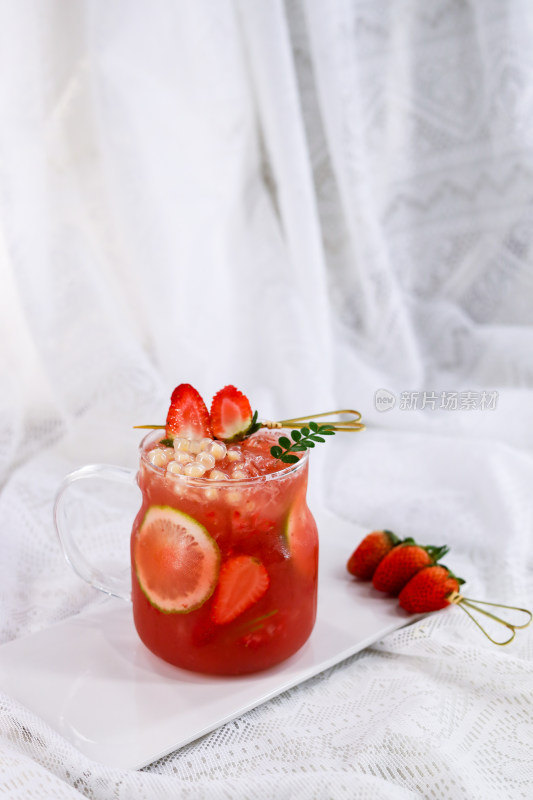 玻璃杯装草莓水果饮料