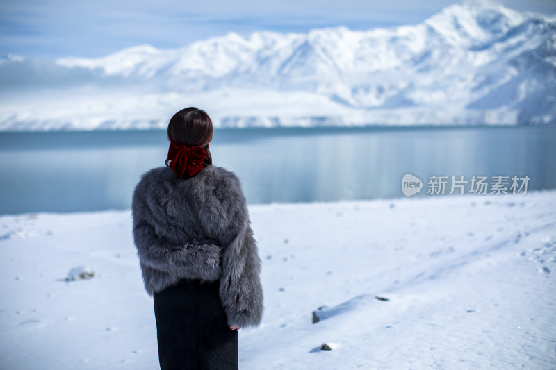 雪山湖泊蓝天白云美女自信快乐幸福