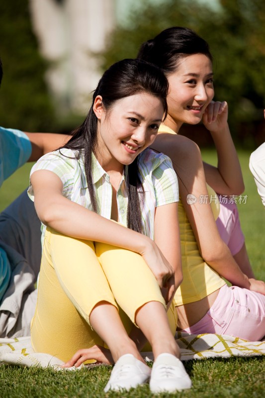 年轻女人坐在草地上