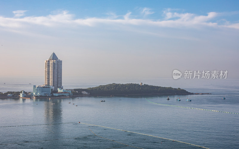 山东青岛小鱼山红瓦绿树碧海蓝天城市景观