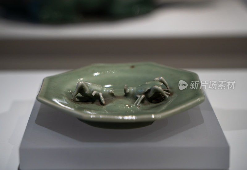 浙江省博物馆龙泉窑青瓷贴塑斗蟋八角盘