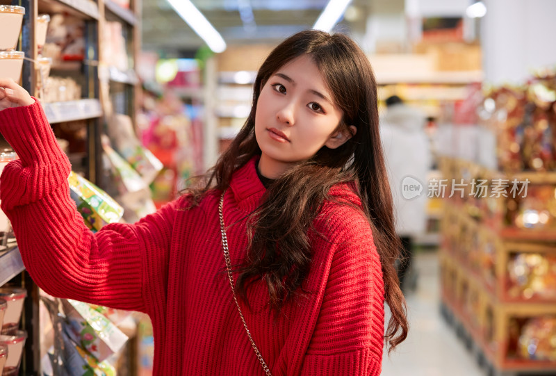 逛超市购物的亚洲美女