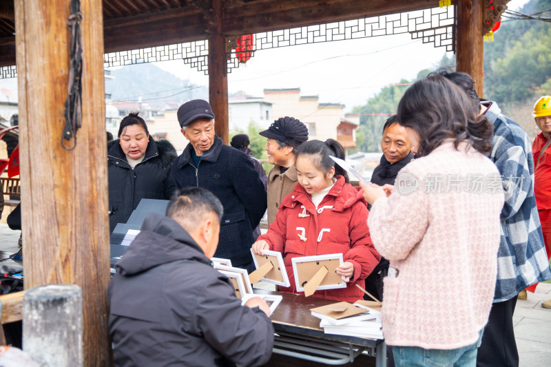 云和摄影家协会为村庄群众免费拍摄全家福