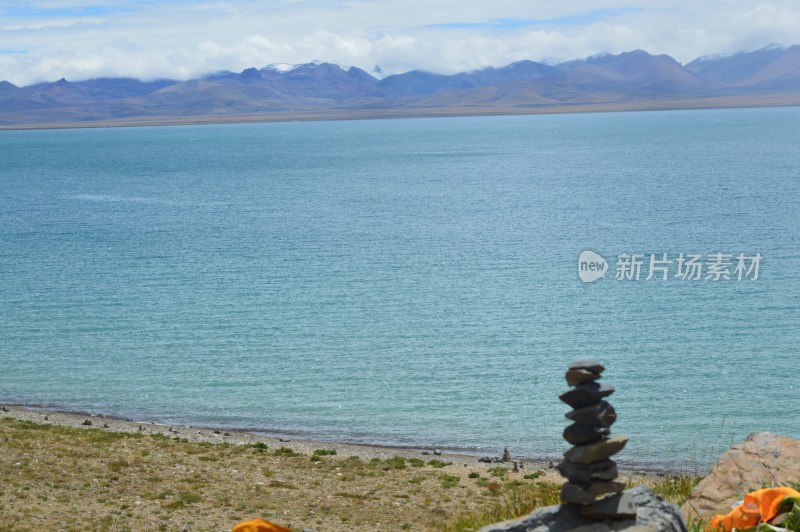 湖边的石堆与远处的山脉湖泊全景