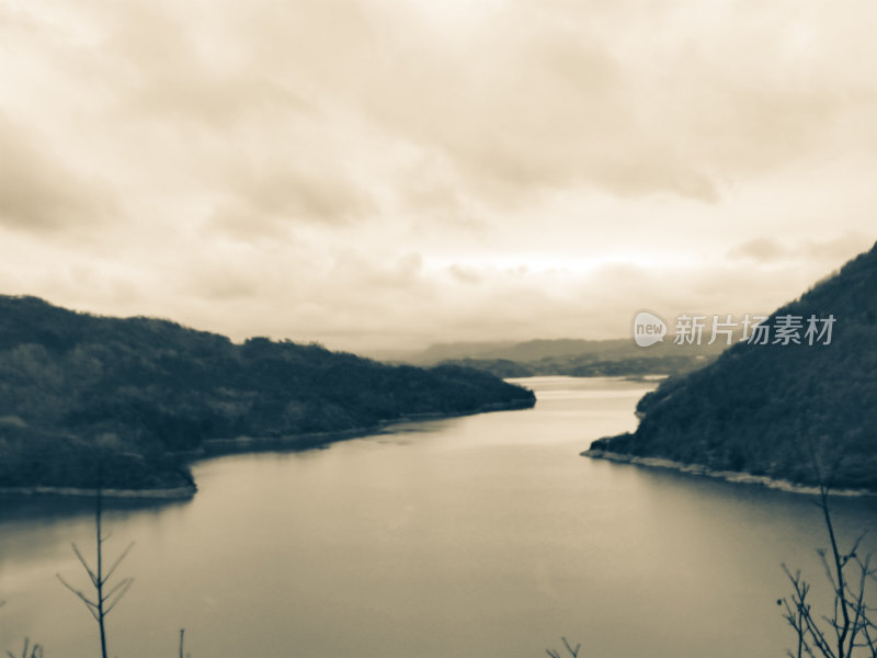 山水环绕的宁静湖泊自然风景