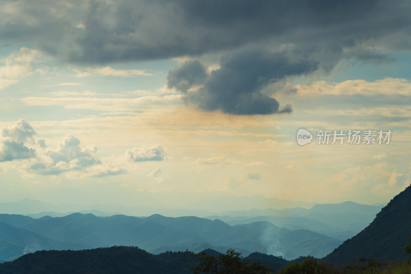 山顶的天空和风景