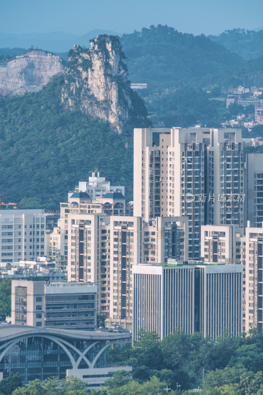 广西柳州喀斯特地貌山峰与城市建筑