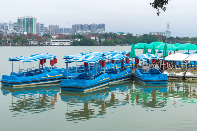 惠州西湖游船码头上的观光船